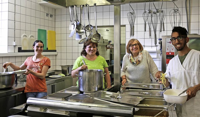 Marinna Weeber (von links), Kchenleit... der Karl-Wacker-Schule alles luft.    | Foto: Christina Rademacher