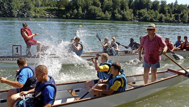 Jede Menge Wasser-Spa hatten die Drachenboot-Paddler bei den Rheinstromtagen.   | Foto: Hildegard Siebold