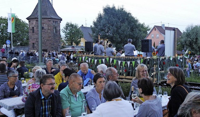 Bei der Eichstetter Wein-Nacht spielte...eit nicht befahrenen Kaiserstuhlbahn.   | Foto: horst david