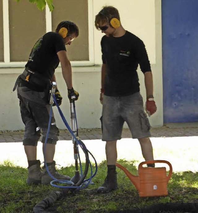 Mit besonderen Maschinen wird der Boden behandelt.   | Foto: Verein