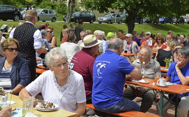 Bei idealem Festwetter waren viele Gs...haltung und das kulinarische Angebot.   | Foto: C. Sahli