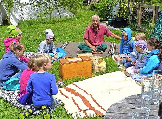 Naju-Kinder mit Imker Stefan Chap   | Foto: Rudloff