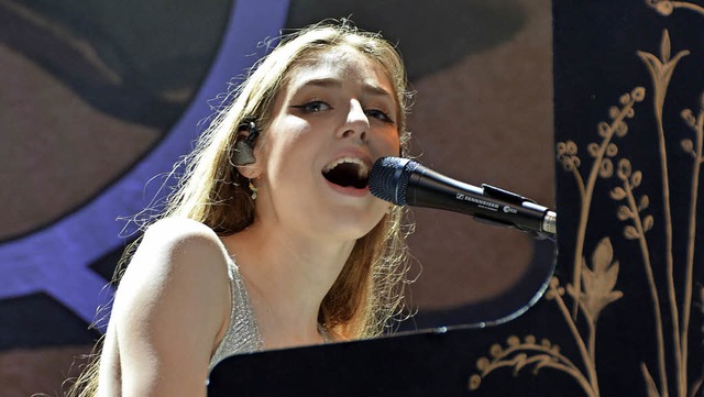 Wie eine Fee, die sich vor dem Klavier wiedergefunden hat: Birdy   | Foto: Sarah Beha