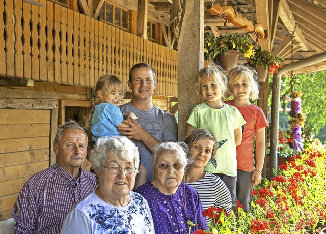 Die vier Generationen der Familie Strecker auf ihrem Hofbauernhof in Glottertal   | Foto: Daniel Schoenen