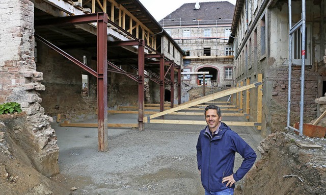 Alexander Hugenberg vor dem Innenhof, ...  gemtlich machen. (im Uhrzeigersinn)  | Foto: Christoph Breithaupt