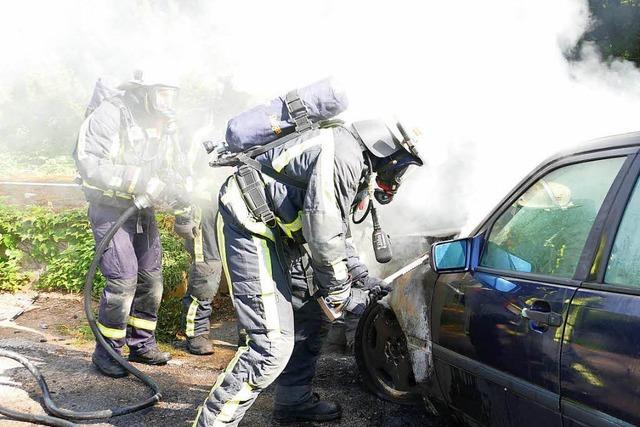 Fotos: Feuerwehr lscht brennendes Auto in Bonndorf