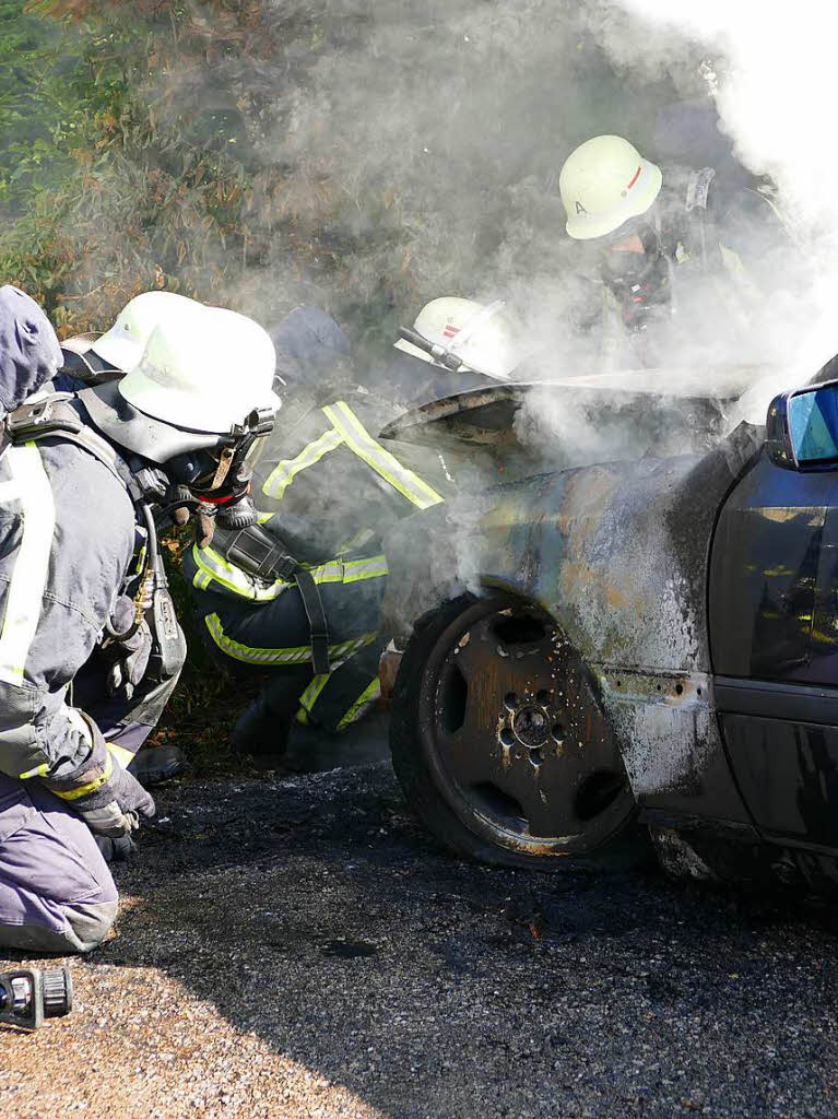 Die Feuerwehr Bonndorf kmpfte gegen Feuer und starke Rauchentwicklung, als sie einen Motorbrand in der Schaffhauser Strae in Bonndorf lschte.