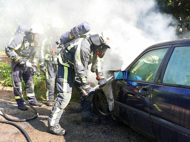 Atemschutztrger kmpften gegen Flamme... dem brennenden Motorraum eines Autos.  | Foto: Stefan Limberger-Andris