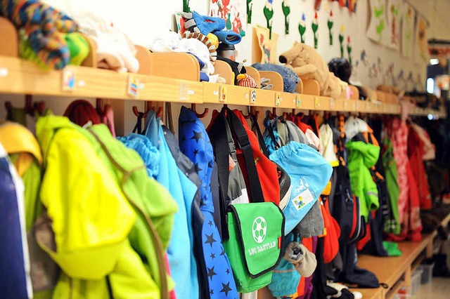 Kein Platz fr weitere Jacken: Kindergartenpltze sind begehrt.   | Foto: symbolfoto: dpa