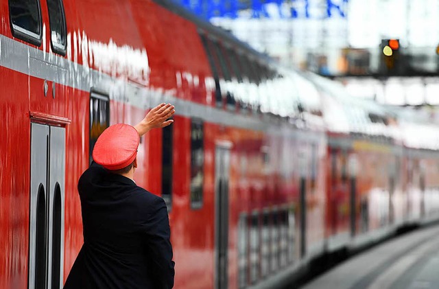Der 50-jhrige Zugbegleiter blieb unve...ings seinen Dienst fr diesen Tag ein.  | Foto: dpa