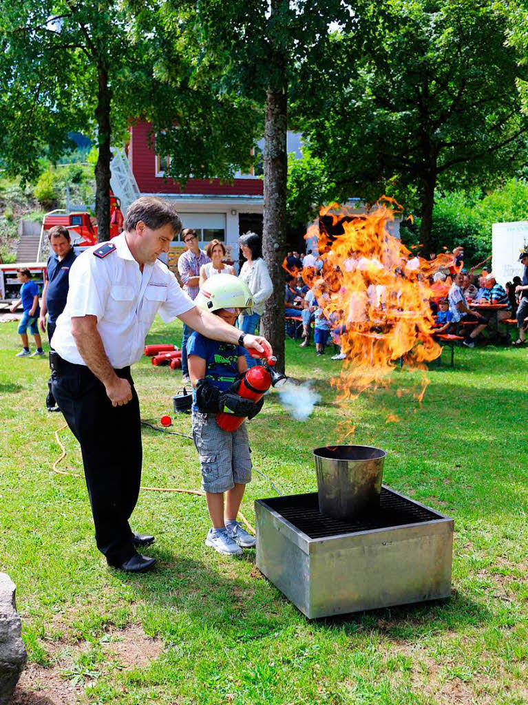 Alle durften ein Feuer lschen. Winfried Drayer, langjhriger Feuerwehrmann bei der „Jubelwehr“, erklrte versiert den Besuchern, wie sie sich beim Brand verhalten mssen und wie ein Feuerlscher zu bettigen ist.