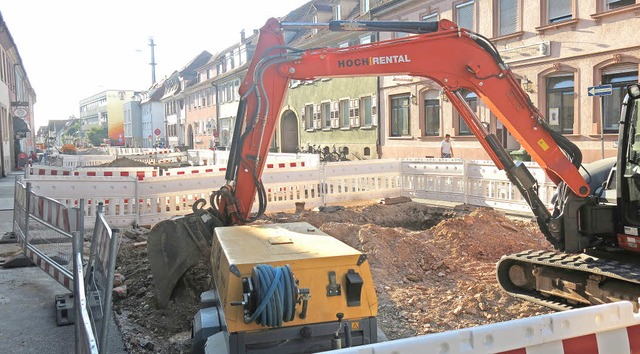 Die Umbauarbeiten der Karl-Friedrich-strae sind voll im Gang  | Foto: Georg Vo