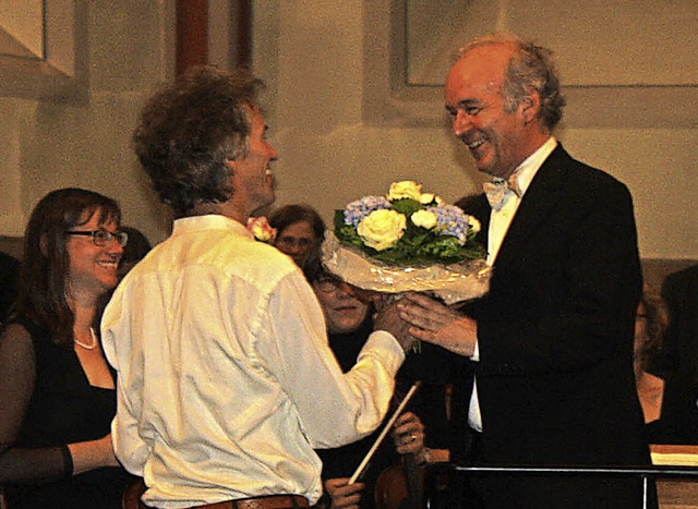 Bezirkskantor  Bartels dankt Dirigent Michael Hartenberg.  | Foto: Karig