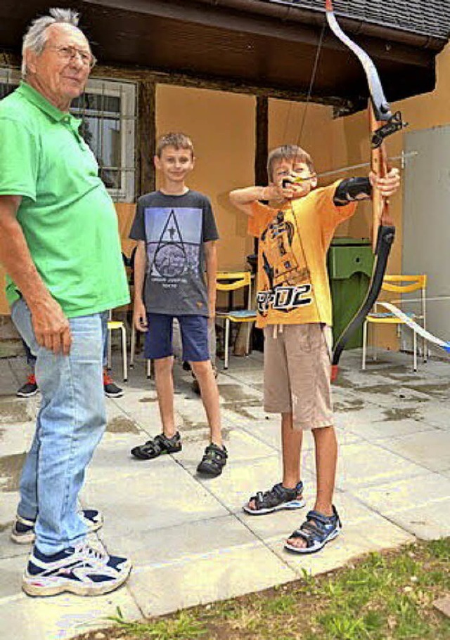 Bewhrter Ratgeber im Bogenschieen: K...einz Gawlitzek mit Bastian und Heiko.   | Foto: Verein