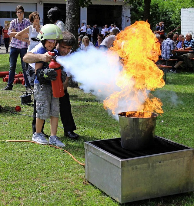 Alle durften ein Feuer lschen: Winfri...zinierte vor allem die kleinen Gste.   | Foto: Fotos: Karin Heiss