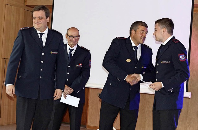 Abteilungskommandant Ruf (links) und s...bernimmt, und Marcel Drayer (rechts).   | Foto: k. heiss