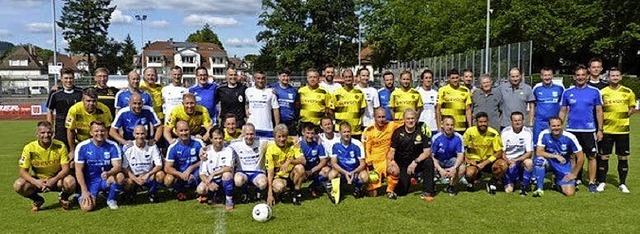 Der FC Waldkirch mit der BVB-Traditionsmannschaft vor dem Spiel.  | Foto: FCW/Kornelia Reuber