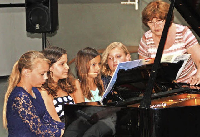 Klavierlehrerin Eleonora Bub (von rech...anzel, Colina Zipser und Lea Rakonic.   | Foto: Gerd Leutenecker