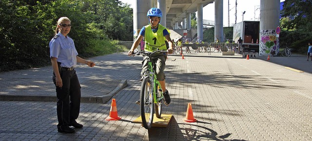 Auch das Fahrradtraining mit der Poliz...zum Friedlinger Kinderferienprogramm.   | Foto: Frey