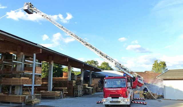 Grobung beim Sgewerk Himmelsbach: I... die Steinener Drehleiter im Einsatz.   | Foto: Eric Bergmann/ZVG