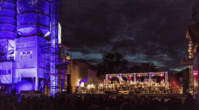 Auf dem Gelnde des Betonmischwerks gab die Stadtmusik  ein  Konzert.  | Foto: Zahn