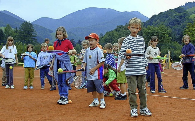 Auf dem neuen Platz der Tennisfreunde ...inder &#8211; heute alles Erwachsene.   | Foto: Archivfoto: Manfred Lange