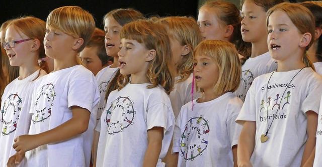 Der Schulchor sang fr Dorothee Bitterfeld und Marion Schrank <ppp></ppp>   | Foto: Verena Pichler