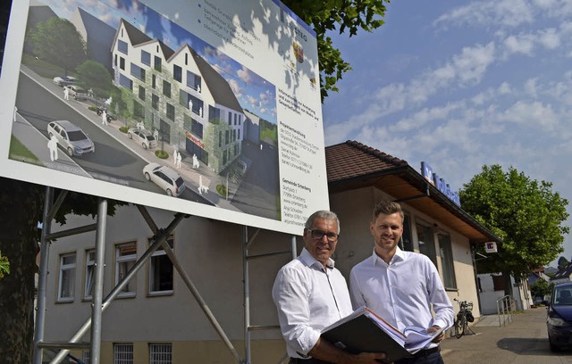 Brgermeister Markus Vollmer und Danie...isualisierung des geplanten Gebudes.   | Foto: Rudolf