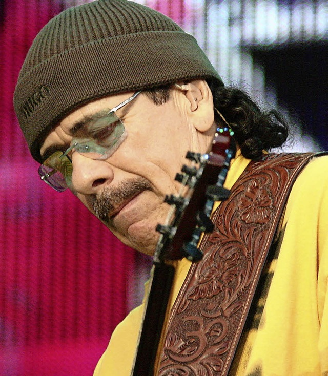 Carlos Santana 2004 bei einem Konzert in Freiburg    | Foto: Grabherr