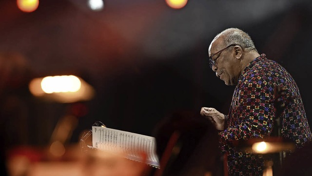 Hielt sich bewusst im Hintergrund: Quincy Jones beim Konzert in Stuttgart  | Foto: Reiner Pfisterer