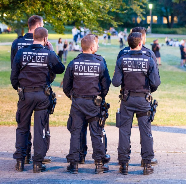 Polizisten am Montag in Schorndorf   | Foto: dpa