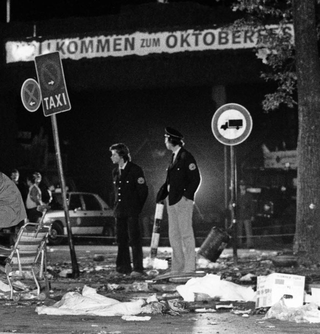 Polizisten am Ort des Anschlags 1980   | Foto: DPA