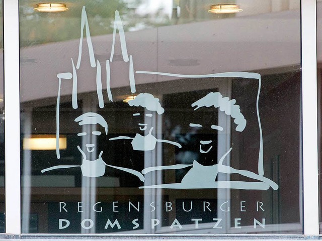 Frhliche Sngerknaben? Das Logo der D...m Fenster des Chor-eigenen Gymnasiums   | Foto: dpa