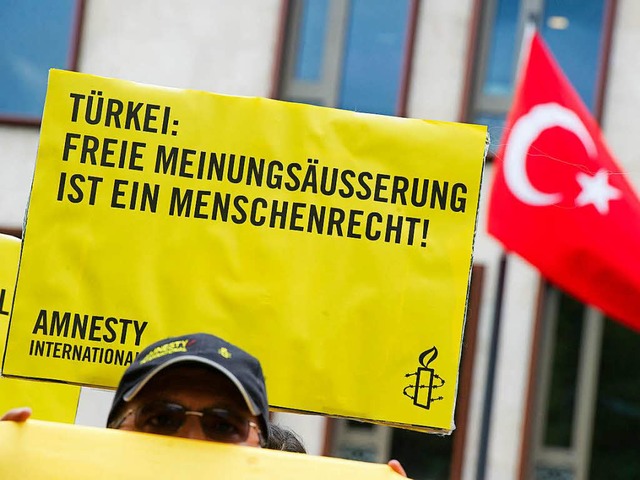 Amnesty International protestiert vor der trkischen Botschaft in Berlin.   | Foto: DPA