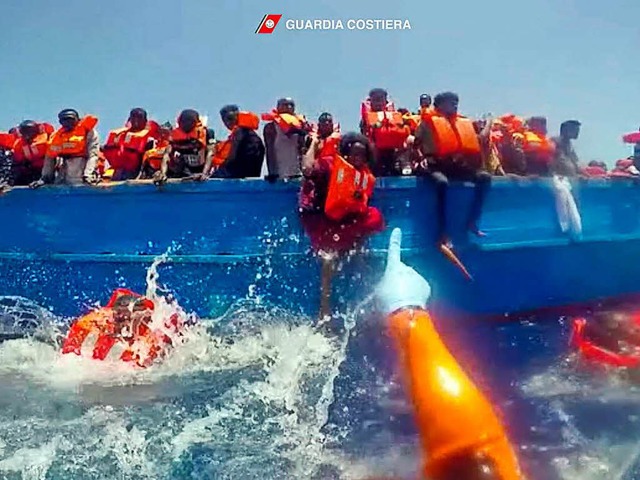 Italiens Kstenwache rettet Flchtlinge von einem Boot.   | Foto: DPA