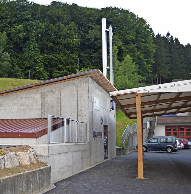 Das neue Heizhaus neben der Schwarzwal... Brgermeister Josef Ruf (von links).   | Foto: Nikolaus Bayer