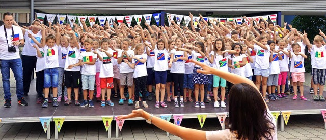 &#8222;Wir sind alle Kinder einer Welt...sage choreographisch versinnbildlicht.  | Foto: Andreas Mahler