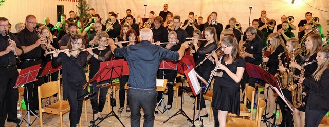 Die Werkkapelle Gtermann und die Musi...ert auf dem Latschariplatz in Gutach.   | Foto: Karin Heiss