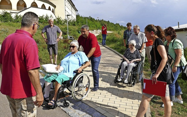 Mit Rollstuhl beschwerlich: Eine gepfl...er Festhalle bereitet groe Probleme.   | Foto: Martin Wunderle