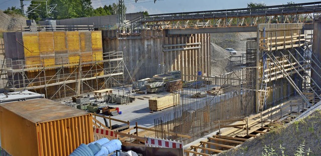 Das Brckenbauwerk wird neben der Bahn...es Jahres unter die Gleise geschoben.   | Foto: Lauber