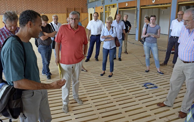 Herv Rosfort vom Gebudemanagement d... Sanierungsarbeiten in der Kanthalle.   | Foto: Lauber