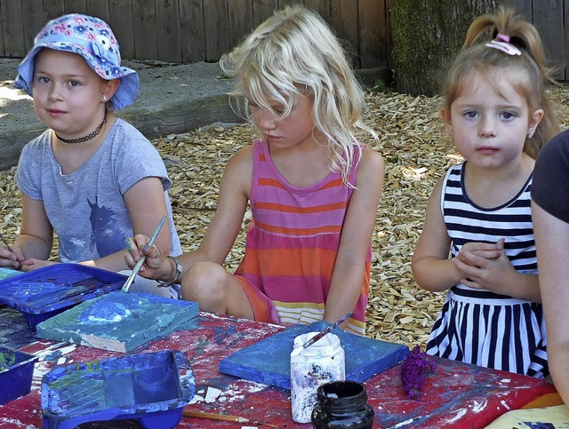 Blau in allen Nuancen: Die Kinder wiss...s gibt es von drei Kunstpdagoginnen.   | Foto: david-wenk