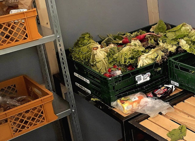 Ein Blick in die Foodsharing-Box des Marktes in Nollingen.   | Foto: E. Bischoff