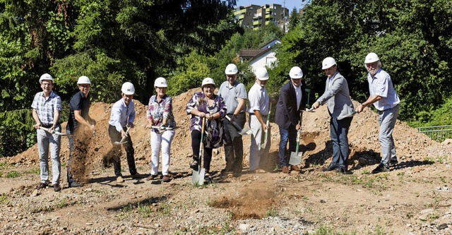 Oberbrgermeister Roman Gtzmann, Geme... ersten Spatenstich fr ein Wohnhaus.   | Foto: Zahn