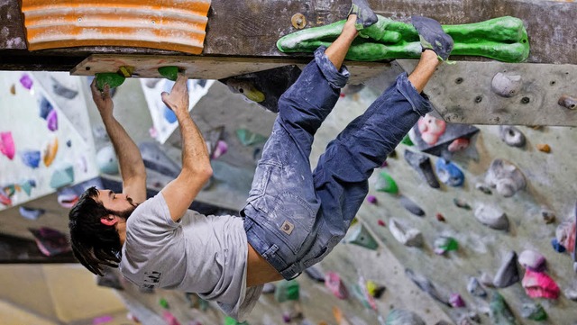 Physische und psychische Grenzen unmit...d berwinden: Bouldern in einer Halle.  | Foto: dpa