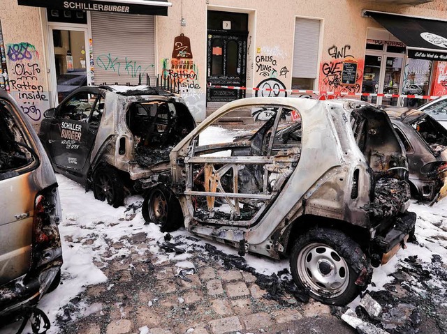 Vier ausgebrannte Autos stehen im April 2017 in Berlin-Neuklln.  | Foto: Jrg Carstensen
