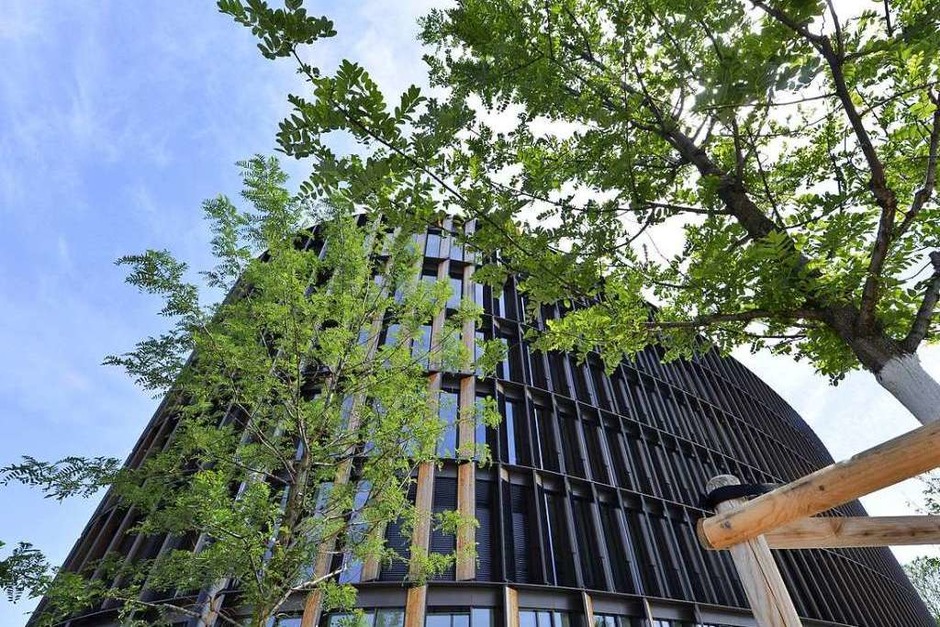 Die charakteristische Fassade besteht aus Elementen aus Holz und Solarzellen. (Foto: Michael Bamberger) Die charakteristische Fassade besteht aus Elementen aus Holz und Solarzellen. (Foto: Michael Bamberger)