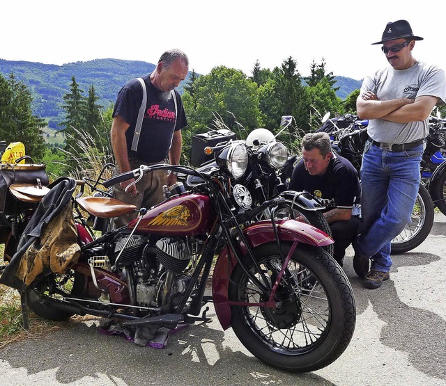 Motorradfreaks inspizieren alles ganz genau.  | Foto: privat