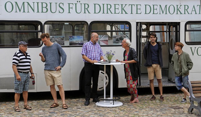 Diskussion vor dem &#8222;Omnibus fr ...8222;Busfahrer&#8220; Werner Kppers.   | Foto: Ruth Seitz