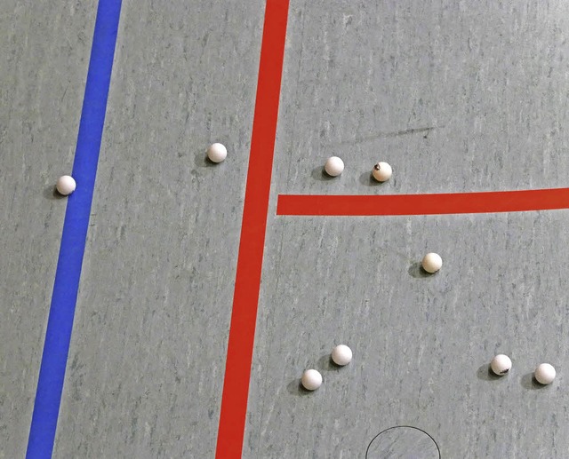 Was vom Training  bleibt: Tischtennisb...em Boden der Hinterzartener Sporthalle  | Foto: bachmann
